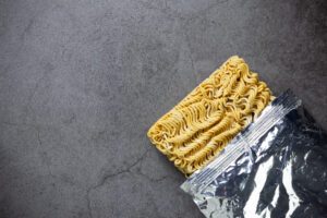 Redução de sódio em alimentos: impacto no macarrão instantâneo